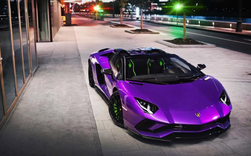 Lamborghini фиолетовая с зелено светящимися фарами