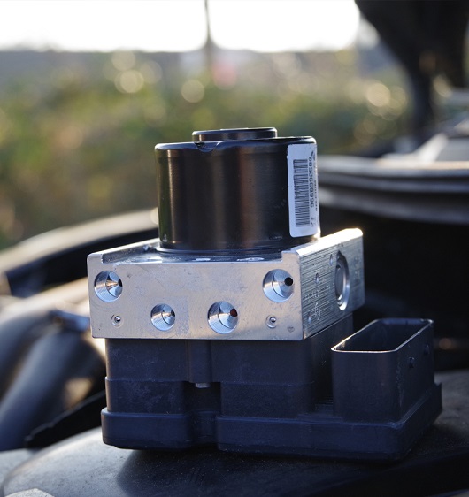 ¿La luz del ABS está encendida? ¡Así es como resuelves el problema